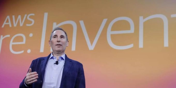 Andy Jassy spricht über eine neue Initiative mit der NFL während der AWS re:Invent 2019. Der Chefwechsel an der Spitze des weltgrössten Onlinehändlers Amazon findet am 5. Juli statt. Foto: Isaac Brekken/AP/dpa Andy Jassy spricht über eine neue Initiative mit der NFL während der AWS re:Invent 2019. Der Chefwechsel an der Spitze des weltgrössten Onlinehändlers Amazon findet am 5. Juli statt. Foto: Isaac Brekken/AP/dpa