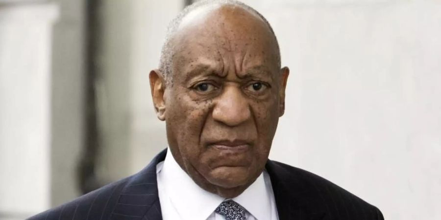 Bill Cosby, Schauspieler und Entertainer aus den USA, kommt zum Gerichtssaal. Der wegen sexueller Nötigung verurteilte US-Schauspieler und Entertainer Bill Cosby kommt nicht auf Bewährung frei.(zu dpa: "Niederlage für Bill Cosby - Entlassung auf Bewährung abgelehnt"). Foto: Chris Szagola/AP/dpa