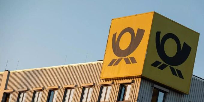 «Wir tun das, um klimafreundlicher zu werden»: DHL will in Zukunft mehr Pakete via Güterverkehr transportieren lassen. Foto: Moritz Frankenberg/dpa «Wir tun das, um klimafreundlicher zu werden»: DHL will in Zukunft mehr Pakete via Güterverkehr transportieren lassen. Foto: Moritz Frankenberg/dpa
