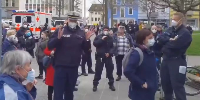 Video geht viral - Deutscher Polizist erklärt Querdenkern Nächstenliebe