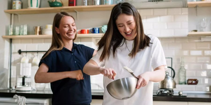 Zwei Frauen backen