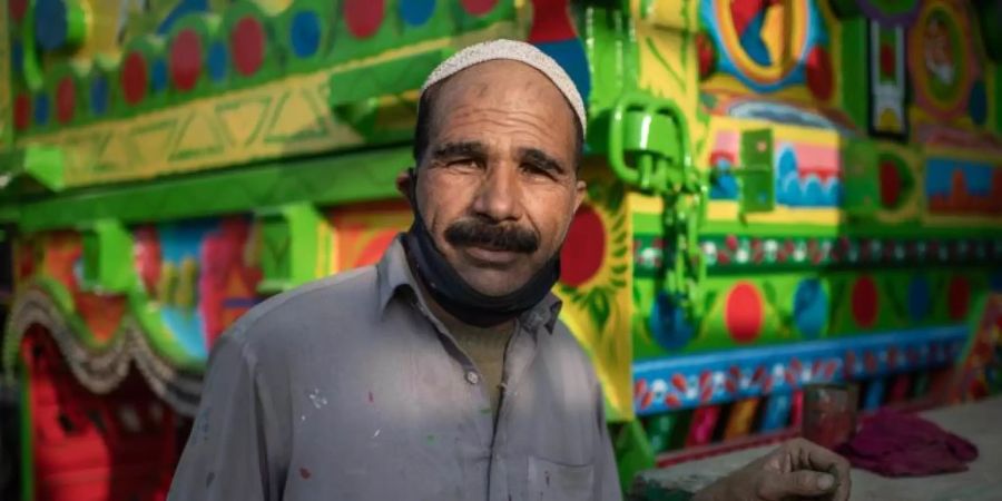 Asad Khan vor einem seiner Meisterwerke. Foto: Arne Bänsch/dpa