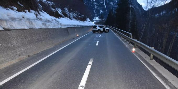 Personenwagenlenker bei Selbstunfall verletzt.