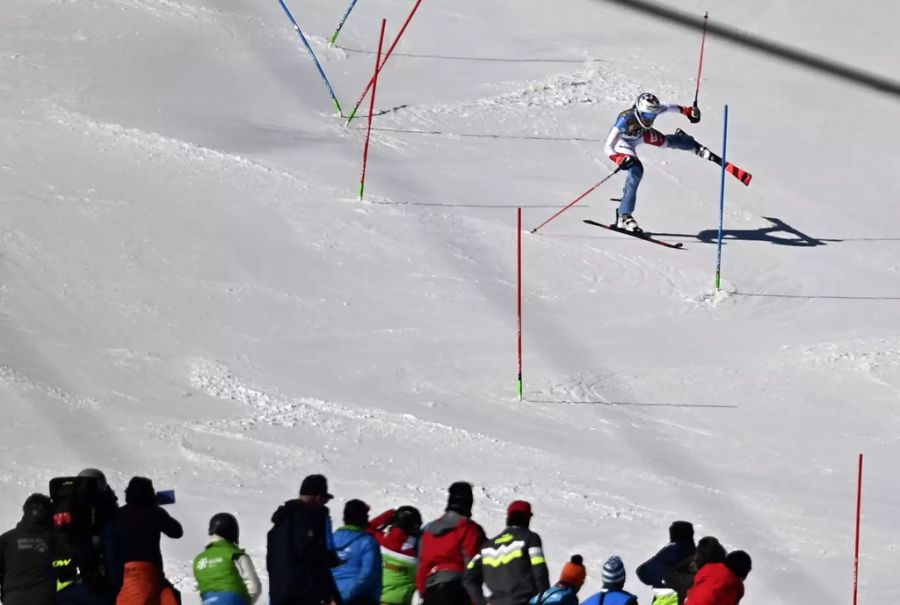 Michelle Gisin muss ihre Medaillen-Hoffnungen im Slalom nach einem Einfädler begraben.
