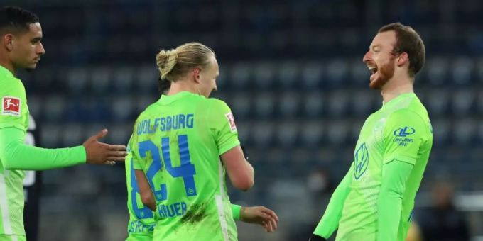 Der Wolfsburger Maximilian Arnold (r) bejubelt seinen Treffer zum 3:0 in Bielefeld. Foto: Friso Gentsch/dpa Der Wolfsburger Maximilian Arnold (r) bejubelt seinen Treffer zum 3:0 in Bielefeld. Foto: Friso Gentsch/dpa