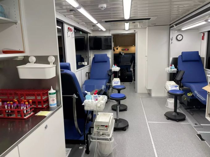 Im Bus stehen den Patienten vier Liegeplätze zur Verfügung. Blutspende-Bus SRK Neuendorf