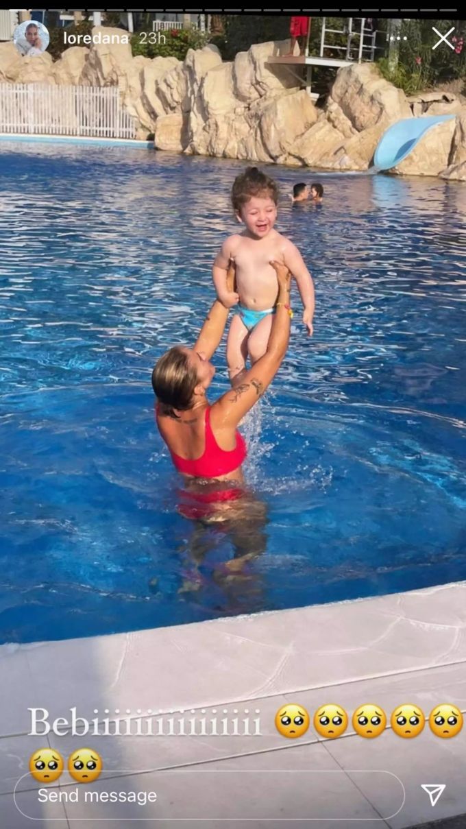Loredana planscht mit Hana im Pool. lori