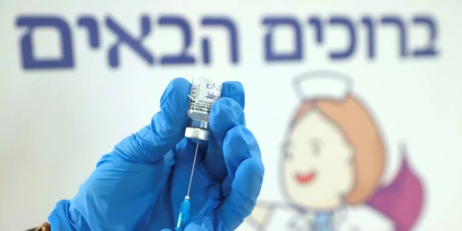 Spritze mit Biontech/Pfizer-Impfstoff in Israel