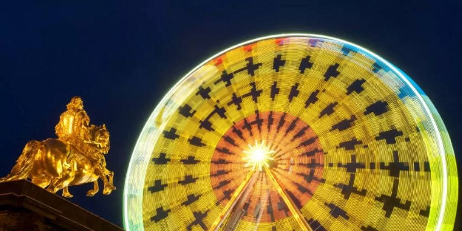Goldener Reiter vor einem Riesenrad