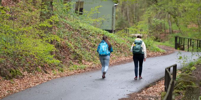 Spaziergänger wandern. (Symbolbild) Coronavirus - Wandern
