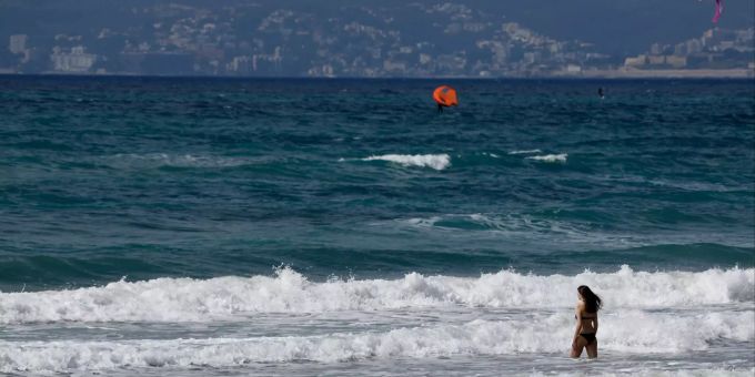 Eine Frau geht am Strand von Arenal zum Schwimmen in die Wellen. Coronavirus - Mallorca