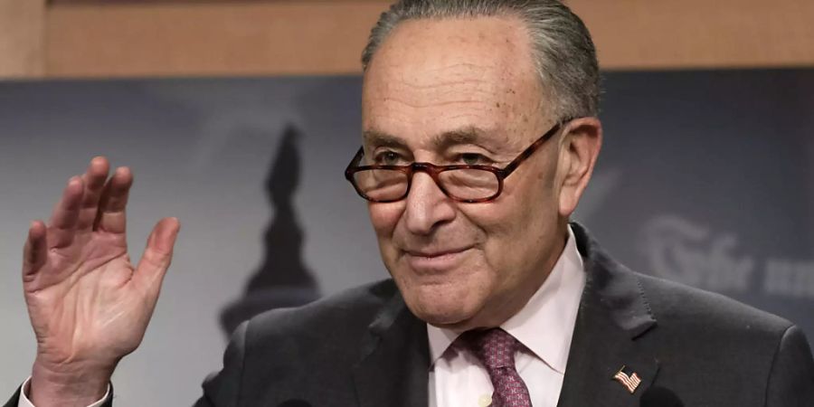 ARCHIV - Chuck Schumer, Senator des Bundesstaates New York und demokratischer Mehrheitsführer im Senat, spricht während einer Pressekonferenz auf dem Capitol Hill. Nach Belästigungsvorwürfen mehrerer Frauen gegen New Yorks Gouverneur Cuomo fordert nun auch der oberste Demokrat im US-Senat seinen Parteikollegen zum Rücktritt auf. Foto: Jacquelyn Martin/AP/dpa