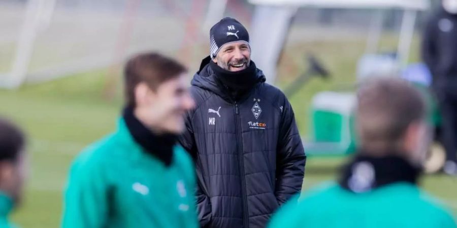 Hat für das Spiel gegen Manchester City «alle wieder an Bord»: Mönchengladbachs Trainer Marco Rose (M) beim Abschlusstraining. Foto: Rolf Vennenbernd/dpa