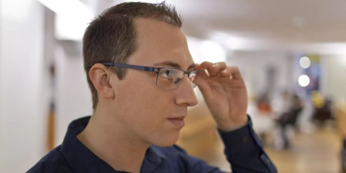 Ein Mann probiert bei einem Aargauer Optiker eine Brille an. Coronavirus Brille