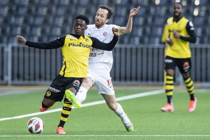 YBs Felix Mambimbi (l.) im Duell mit Servettes Anthony Sauthier (r.). YB