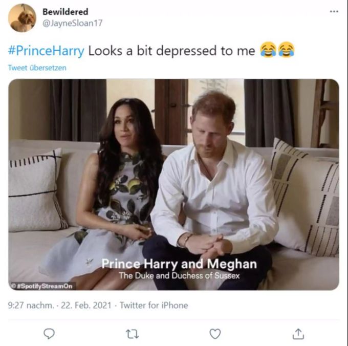 Harry schaut auf den Boden, während Meghan spricht. harry