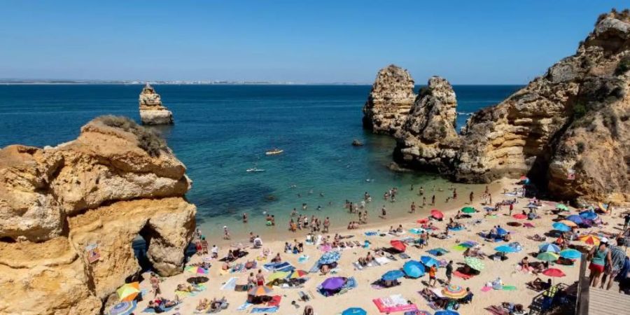 Die Reisewarnung für die portugiesische Urlauberregion Algarve wurde aufgehoben. Die Buchungen von Urlaubern aus Deutschland steigen wieder an. Foto: Matthias Balk/Archiv/dpa