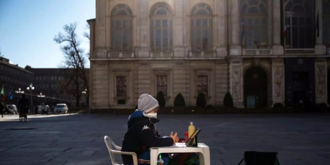 Ein Schüler protestiert in Turin gegen die Schulschliessung Ein Schüler protestiert in Turin gegen die Schulschliessung