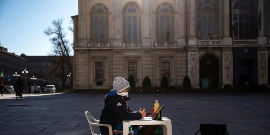 Ein Schüler protestiert in Turin gegen die Schulschliessung