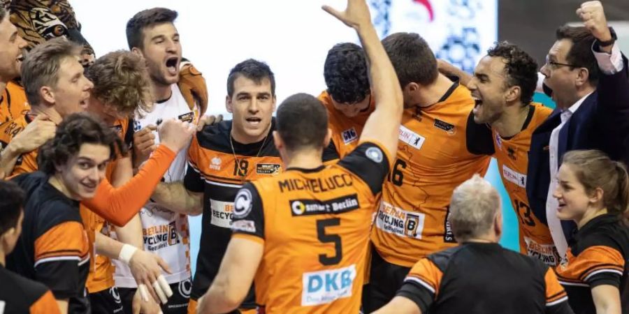Das Team der Berlin Volleys jubelt nach dem Sieg. Foto: Andreas Gora/dpa