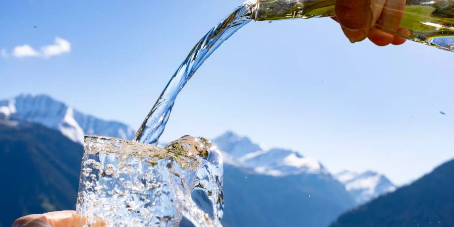 Trinkwasser in Krug.