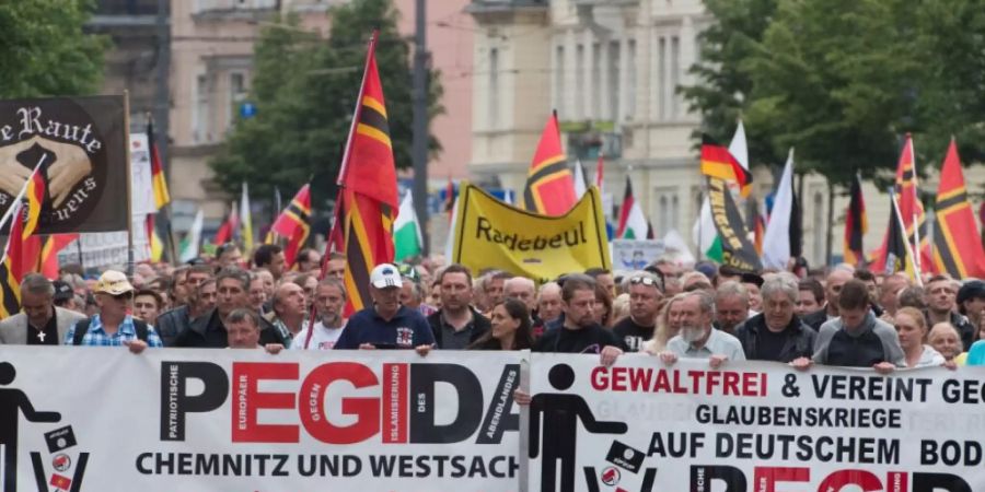 ARCHIV - Teilnehmer einer Kundgebung der islamfeindlichen Pegida-Bewegung gehen über den Albertplatz. Foto: Sebastian Kahnert/dpa-Zentralbild/dpa