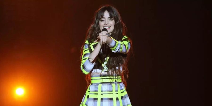 Sängerin Camila Cabello, hier während eines Auftritts 2020, spielt im Filmmusical «Cinderella» mit. Foto: Isabel Infantes/PA Wire/dpa