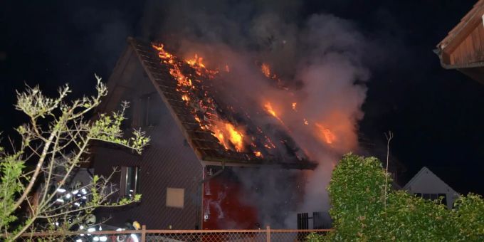 Brandfall in Ramlinsburg BL erfordert Feuerwehreinsatz – eine Person verletzt. Ramlinsburg BL
