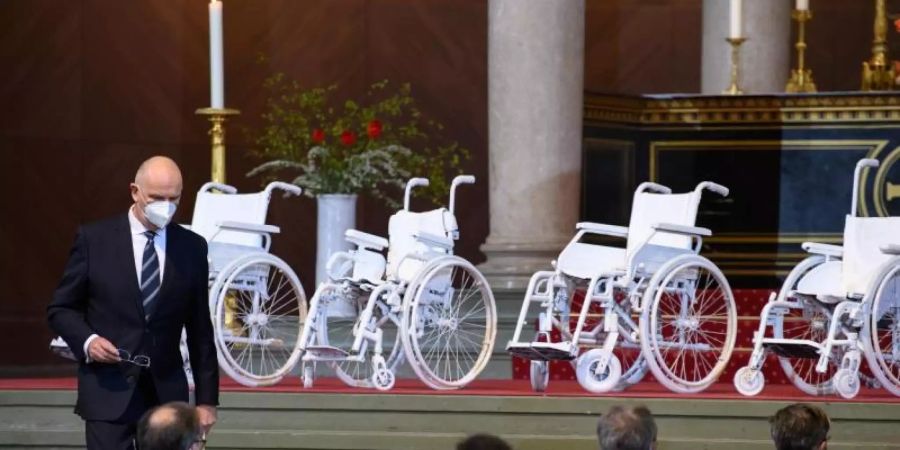 Dietmar Woidke (SPD), Ministerpräsident von Brandenburg, geht während eines Gedenkgottesdienstes in der Nikolaikirche für die getöteten Bewohner des Oberlinhauses nach seiner Rede an den vier weissen Rollstühlen im Altarraum vorbei zu seinem Platz. Foto: Soeren Stache/dpa-Zentralbild/dpa