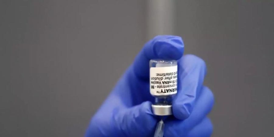 Ein medizinischer Mitarbeiter bereitet eine Injektion mit dem Corona-Impfstoff von Pfizer/Biontech vor. Foto: Alex Zea/EUROPA PRESS/dpa