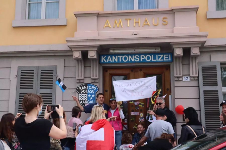 Auch vor dem Amthaus posierten die Demonstranten.