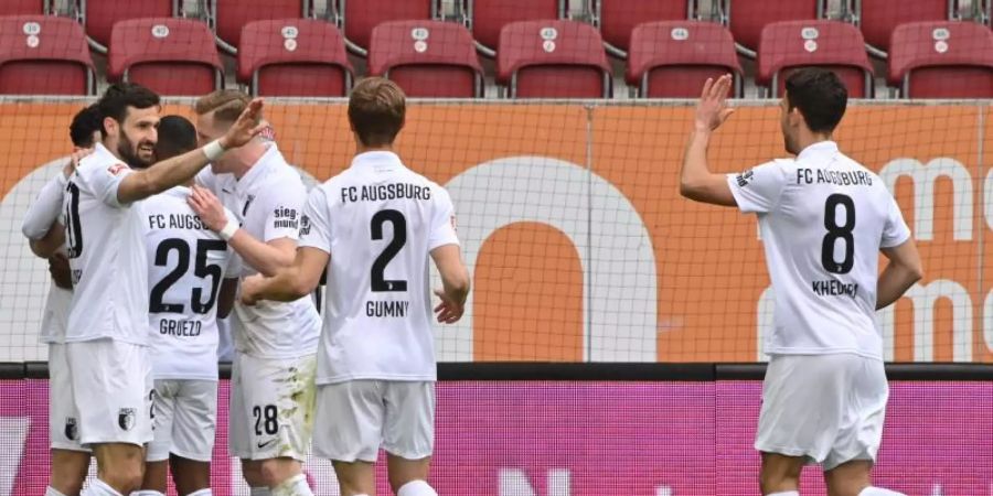 Augsburgs Spieler jubeln nach dem 1:0 durch Ruben Vargas. Foto: Peter Kneffel/dpa