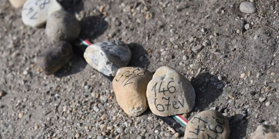 Kieselsteine zum Gedenken an die Corona-Toten in Ungarn