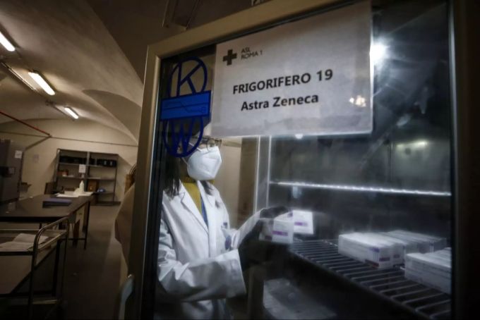 Ungerecht und kurzsichtig: Wenn die Industriestaaten bei den Impfungen «hamstern», bleiben die ärmeren Länder auf der Strecke. Spätestens, wenn das Virus in einer gefährlichen Mutation den Weg zu uns gefunden hat, rächt sich dieses unsolidarische Verhalten. Corona Covid Impfstoff