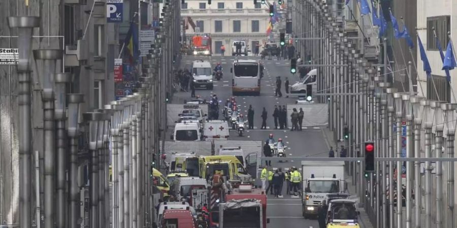Rettungskräfte sind nach einem Anschlag auf die Metro-Station Maelbeek im Einsatz. Foto: picture alliance / Olivier Hoslet/EPA/dpa