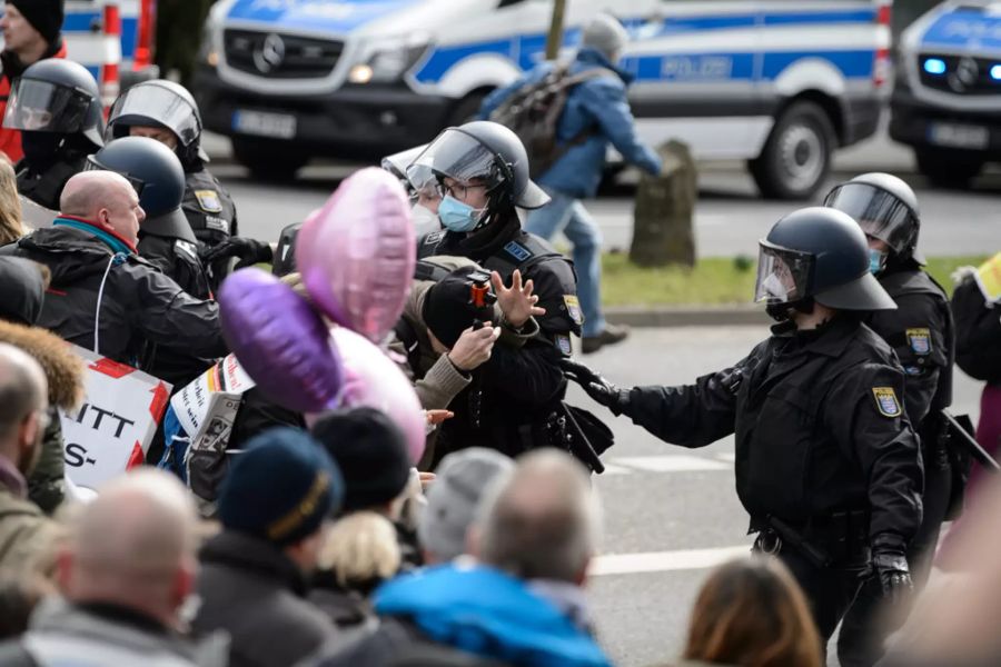 Dabei mussten auch Pfefferspray und Schlagstöcke eingesetzt werden.