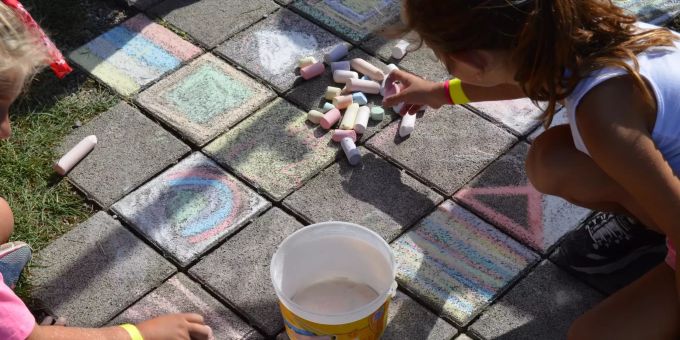 Die 20gi Spielplatzanimation ist bei Kindern äusserst beliebt und bietet ihnen die Möglichkeit, eigene Ideen einzubringen und umzusetzen. Spielplatzanimation