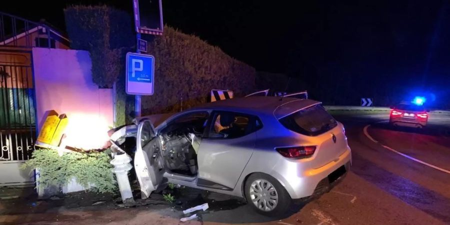 In einer scharfen Kurve verlor der Fahrer die Kontrolle über das gestohlene Auto. Es prallte in eine Leitplanke.