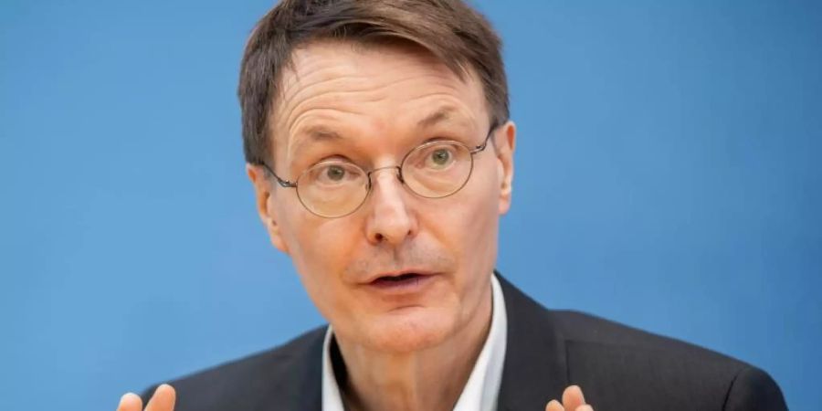 «Wenn wir jetzt unsere Strategie wechseln (...), wird kein vierter Lockdown mehr nötig sein», sagt SPD-Gesundheitsexperte Karl Lauterbach. Foto: Michael Kappeler/dpa