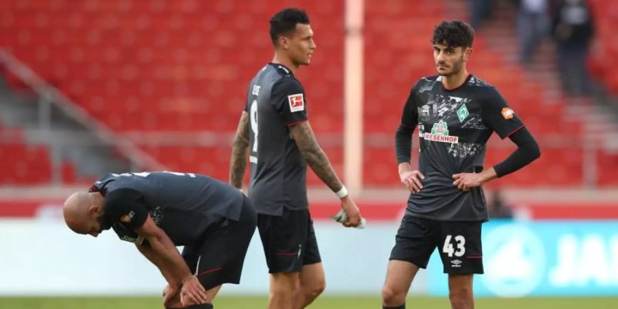 Die Bremer Ömer Toprak, Davie Selke und Eren Dinkçi sind nach dem 0:1 in Stuttgart geknickt. Foto: Tom Weller/dpa