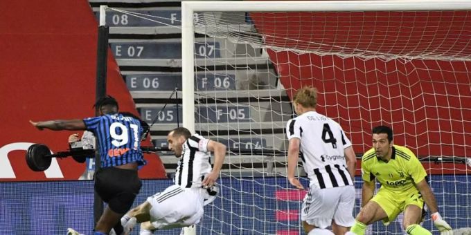 Gianluigi Buffon (r) gewann mit Juventus Turin den italienischen Pokal. Foto: Fabrizio Corradetti/LaPresse via ZUMA Press/dpa Gianluigi Buffon (r) gewann mit Juventus Turin den italienischen Pokal. Foto: Fabrizio Corradetti/LaPresse via ZUMA Press/dpa
