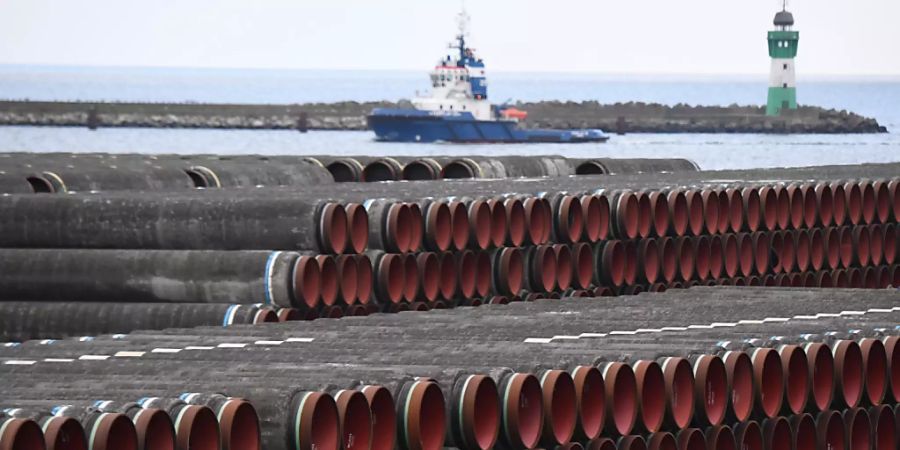 ARCHIV - Die Rohre für den Bau der Erdgaspipeline Nord Stream 2 von Russland nach Deutschland werden im Hafen Mukran auf der Insel Rügen gelagert. Foto: Stefan Sauer/dpa-Zentralbild/dpa