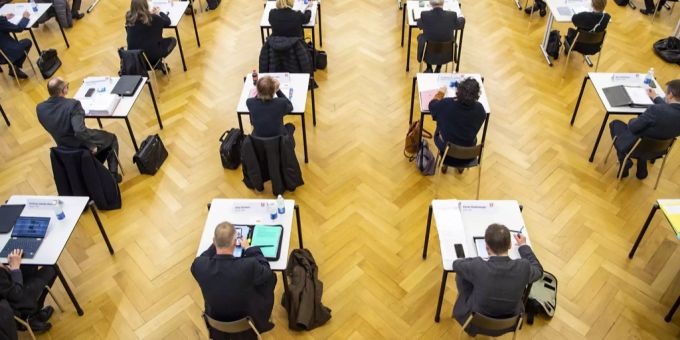 Die Nidwaldner Landräte während der Nidwaldner Landratssitzung vom 3. Februar 2021 im Kollegium St. Fidelis in Stans während der Corona-Pandemie. (Symbolbild)