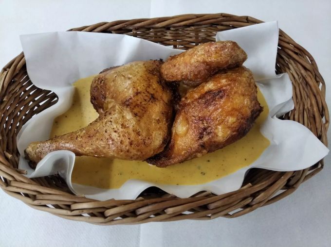 Das Güggeli im Chörbli ist definitiv ein Versuch wert. Restaurant Schifflände
