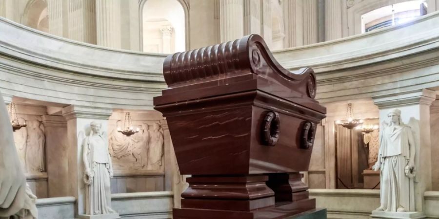 Napoleons Grab in Paris. Zu seinem 200. Todestag wird wieder die These herumgereicht, er sei an Arsen gestorben. Stimmt nicht: Es war Magenkrebs. Die Napoleonpose mit der Hand hinter der Knopfleiste hat im übrigen nichts mit Bauchweh zu tun: Es war seit der Antike eine Geste der Tugend (Archivbild).