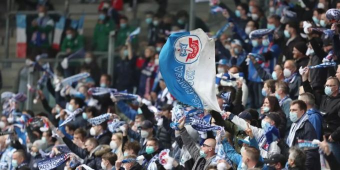 7500 Hansa-Fans feiern im Ostseestadion in Rostock den Aufstieg ihres Vereins in die 2. Liga. Foto: Danny Gohlke/dpa 7500 Hansa-Fans feiern im Ostseestadion in Rostock den Aufstieg ihres Vereins in die 2. Liga. Foto: Danny Gohlke/dpa
