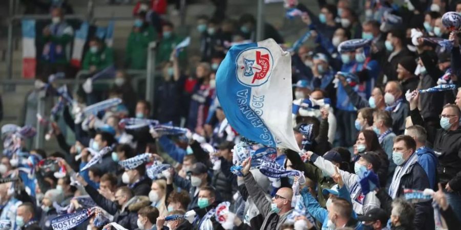 7500 Hansa-Fans feiern im Ostseestadion in Rostock den Aufstieg ihres Vereins in die 2. Liga. Foto: Danny Gohlke/dpa