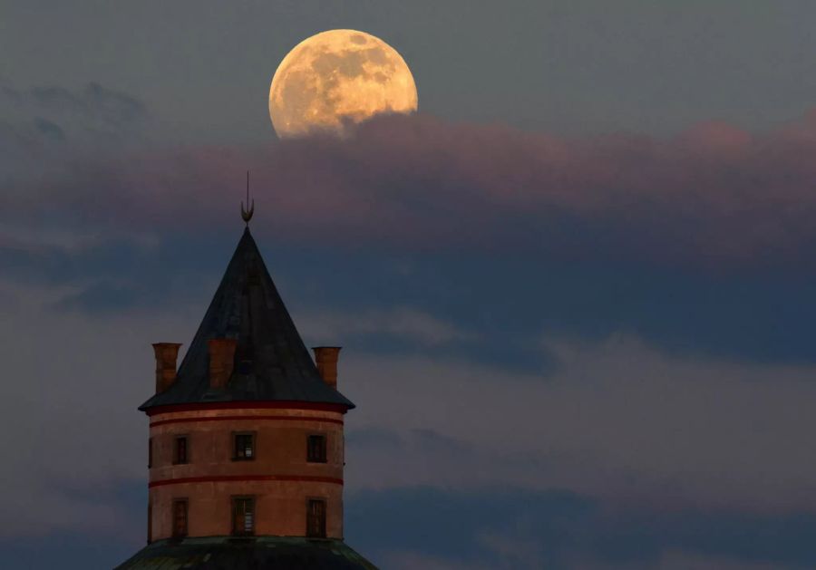 Ein sogenannter Supermond steigt über dem Jagdschloss Humprecht in Sobotka, 80 Kilometer nördlich von Prag, auf.