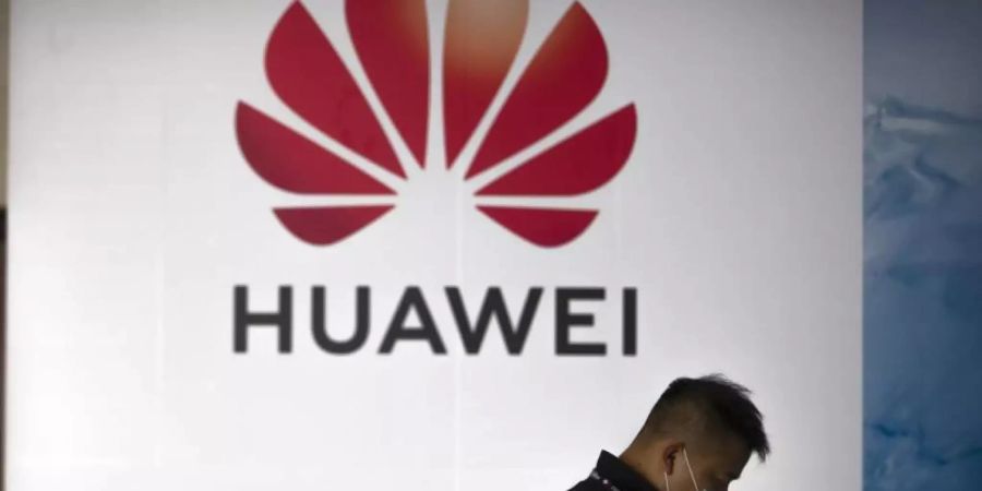 Smartphone-Verkäufe des chinesischen Huawei-Konzerns sind als Folge der US-Sanktionen nach Berechnungen von Marktforschern um gut 60 Prozent eingebrochen. Foto: Mark Schiefelbein/AP/dpa