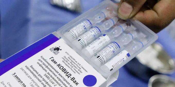 Ein Mitarbeiter des Gesundheitswesens öffnet eine Verpackung mit mehreren Dosen des Corona-Impfstoffs «Sputnik V» aus Russland. Foto: Jesus Vargas/dpa Ein Mitarbeiter des Gesundheitswesens öffnet eine Verpackung mit mehreren Dosen des Corona-Impfstoffs «Sputnik V» aus Russland. Foto: Jesus Vargas/dpa